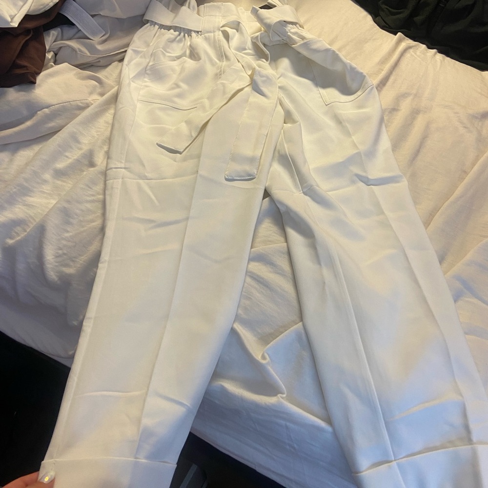 High waist white pants with belt